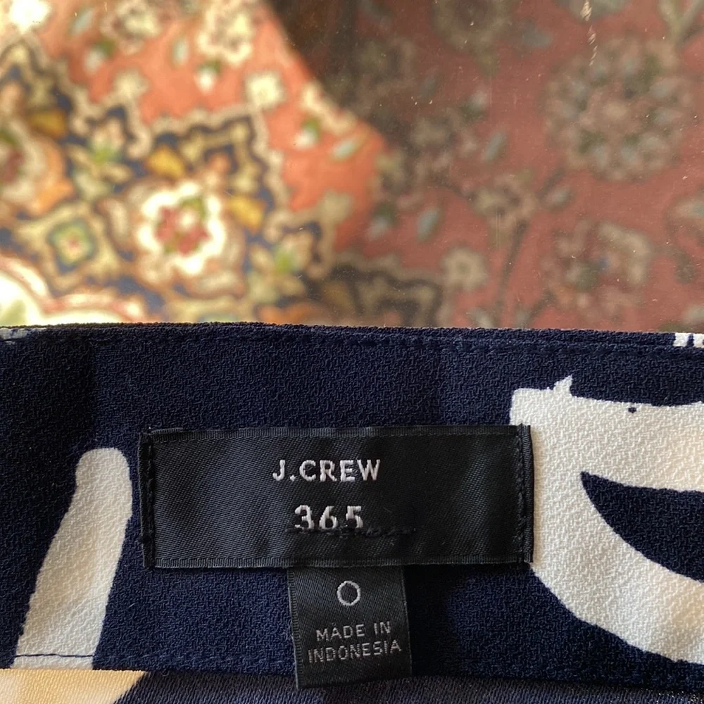 J. Crew 365 women top size 0, navy with white patterns